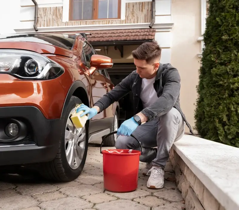Lavage auto à domicile Val-du-Faby : professionnel intervenant sur un véhicule